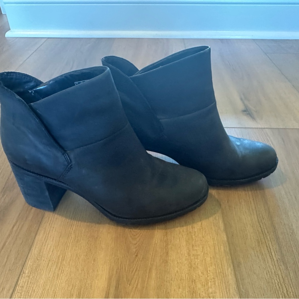 Women’s Clark’s Black Leather Ankle Boots Size 8 - Picture 3 of 5